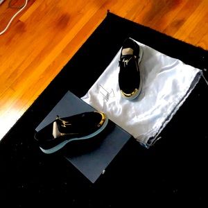 I’m selling these Giuseppes